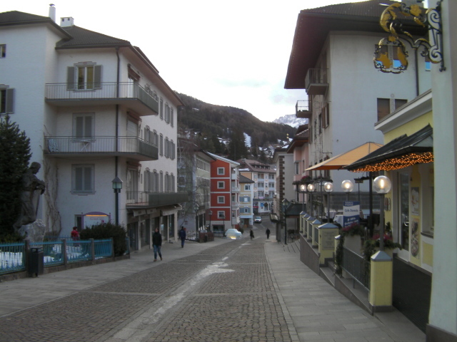 Прогулка по улицам на горнолыжном курорте Валь Гардена, Италия
