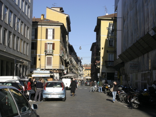 Прогулка по улицам в Милане, Италия