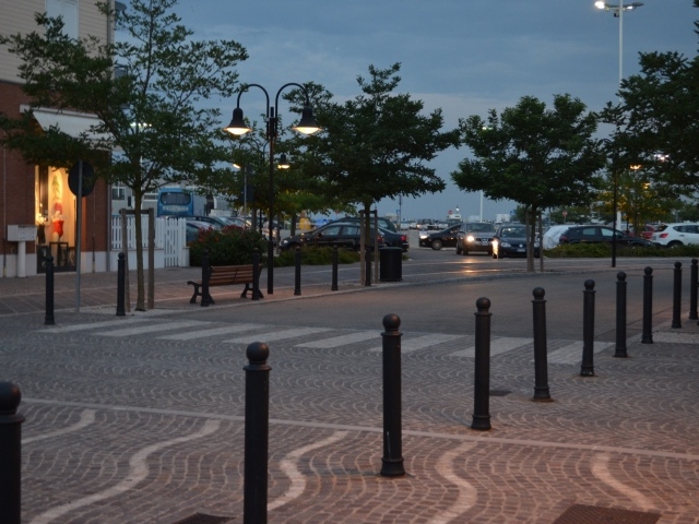 Прогулка по вечерним улицам на курорте в Римини, Италия