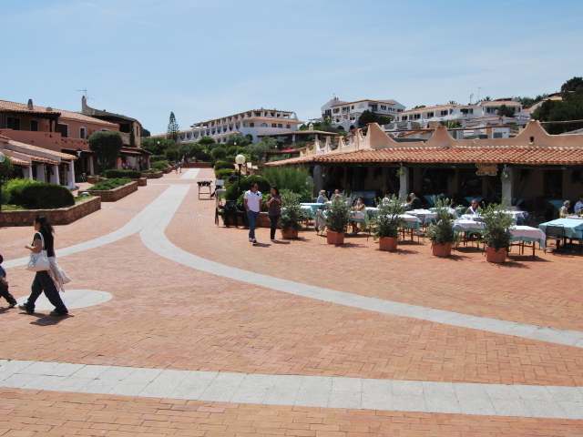 Прогулка по улицам на курорте Коста Смеральда, Италия