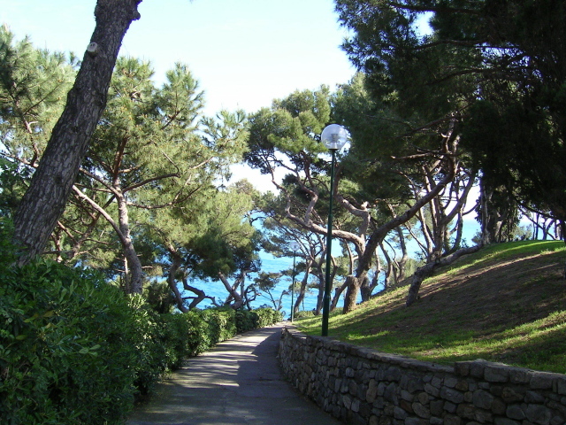 Дорожка к морю на курорте Бордигера, Италия