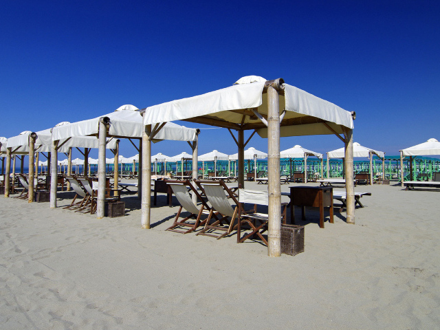 Белый пляж на курорте Форте дей Марми, Италия