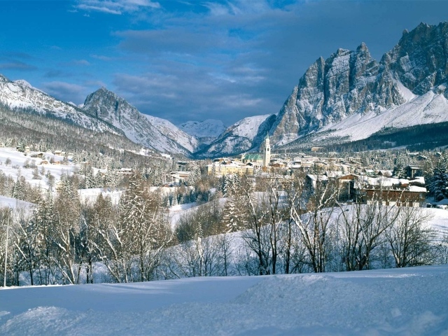 Зимний пейзаж на горнолыжном курорте Кортина д'Ампеццо, Италия