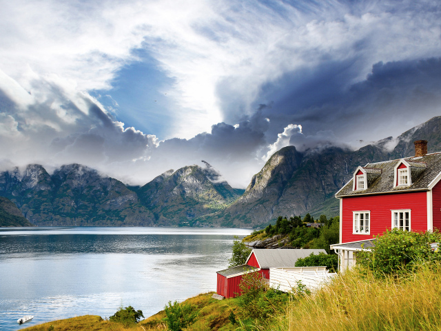 Красивый дом на фоне гор в Норвегии