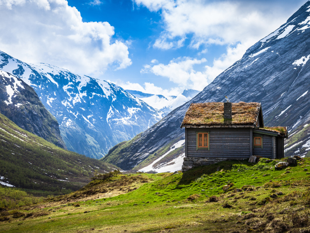 Одинокий дом в горах в Норвегии