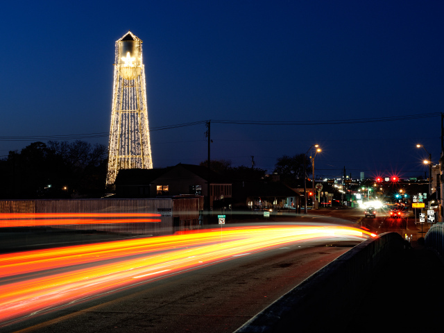 Водонапорная башня в канун Рождества в Раунд-Рок, штат Техас, США