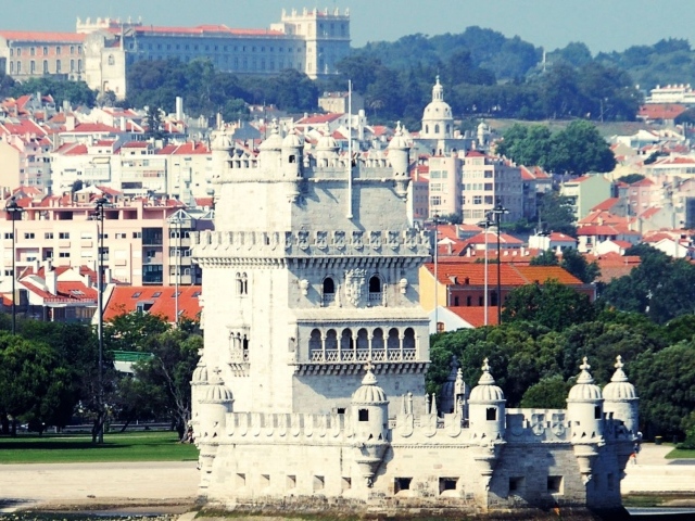 Башня Белем на фоне Лиссабона