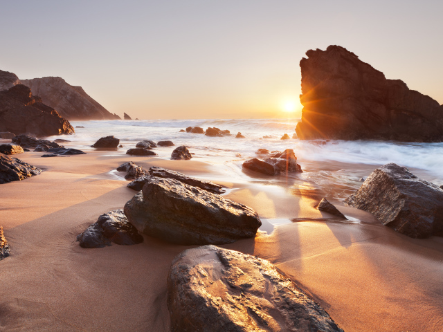 Пляж Прайя-Да-Адрага в Португалии