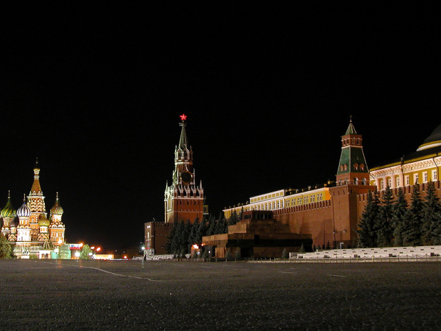 Кремль на ночной площади
