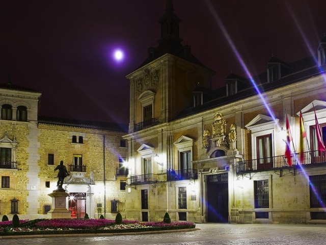 Памятник на площади в Мадриде