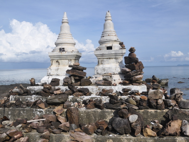 Алтарь на берегу на острове Ко Куд, Таиланд
