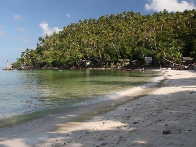 Осенний отдых на пляже на острове Панган, Таиланд