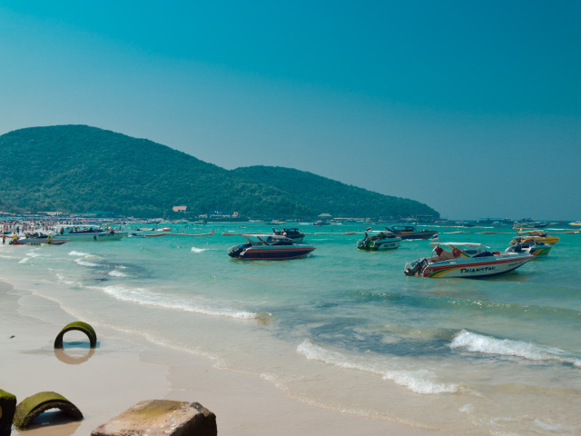 Голубая лагуна на курорте острова Ко Лан, Таиланд