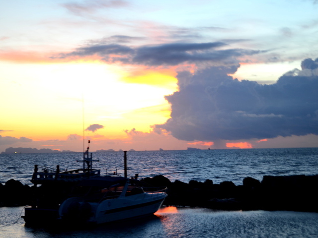 Катер на фоне заката на острове Панган, Таиланд