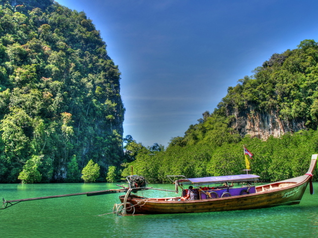 Лодка в заливе на курорте Краби, Таиланд