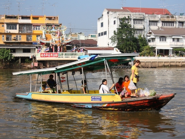 Лодка посреди города на курорте Аютайя, Таиланд