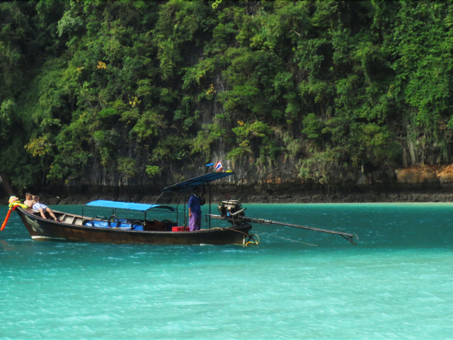 Лодка у берега острова Панган, Таиланд