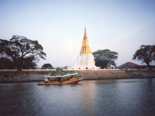 Лодка на фоне храма на курорте Лопбури, Таиланд