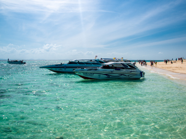 Катера у берега на курорте Краби, Таиланд