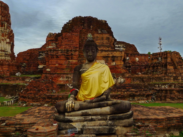 Будда на фоне развалин храма на курорте Аютайя, Таиланд