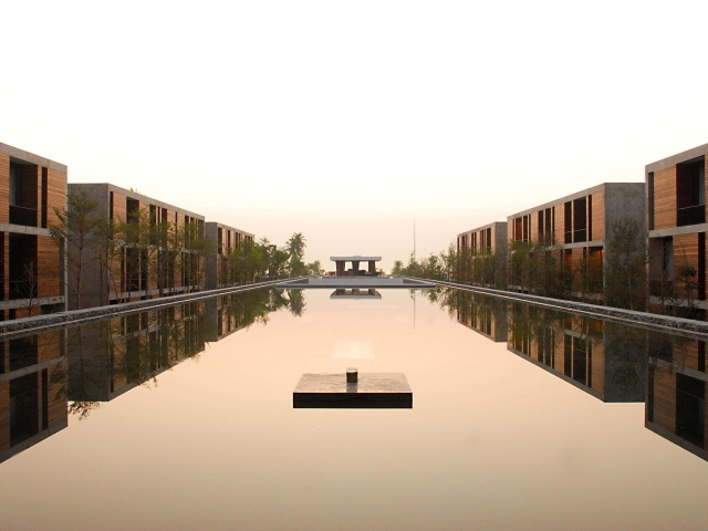 Канал между домами на курорте Ча Ам, Таиланд