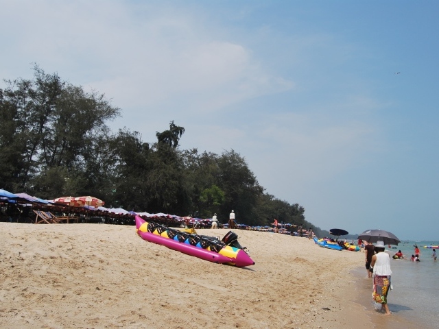 Золотой пляж на курорте Ча Ам, Таиланд