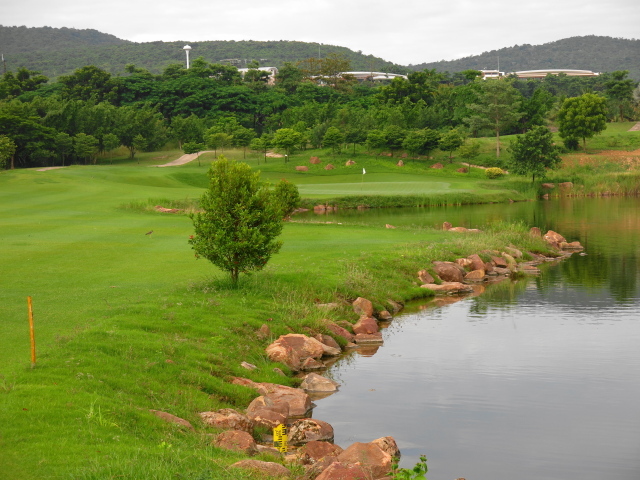 Поле для гольфа на курорте Лопбури, Таиланд