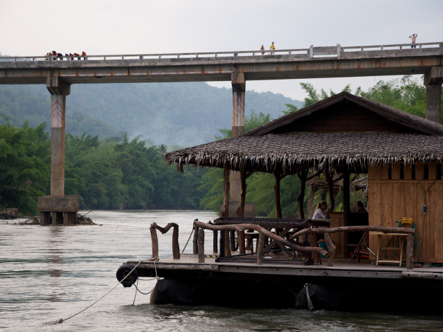 Плавучий дом на реке на курорте Чианг Май, Таиланд