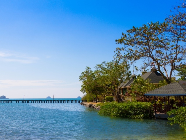 Хижины у воды на острове Чанг, Таиланд