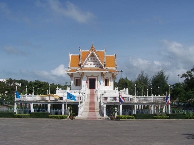 Новый храм на курорте Районг, Таиланд