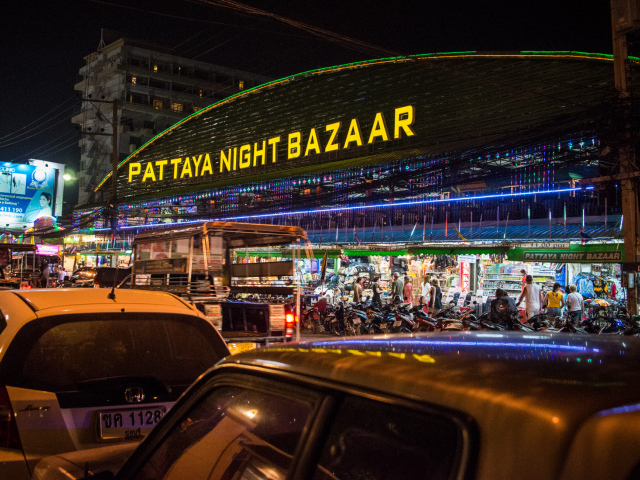 Ночной базар на курорте в Паттайе, Таиланд