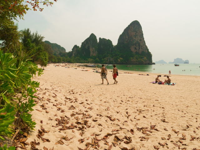 Отдых на пляже на курорте Краби, Таиланд