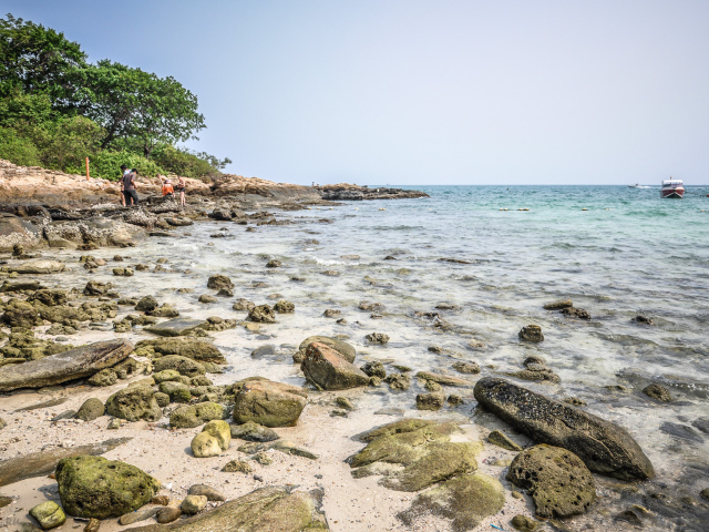 Каменистый берег на острове Самет, Таиланд