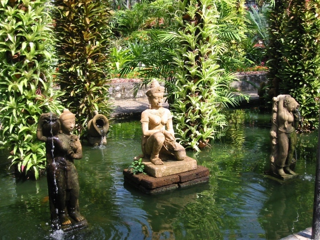 Статуя в воде на курорте Районг, Таиланд