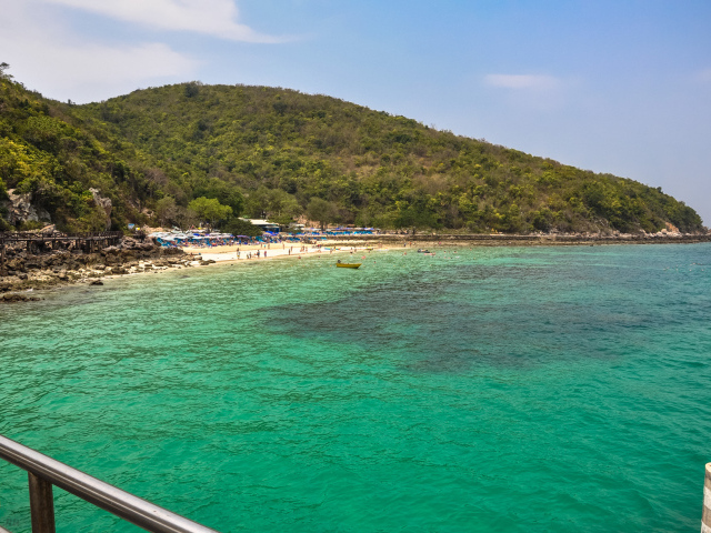 Летний отдых на курорте острова Ко Лан, Таиланд