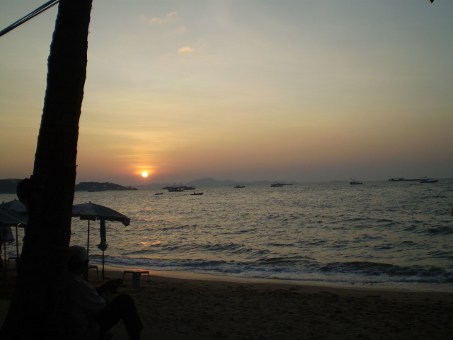 Закат солнца на пляже на курорте в Паттайе, Таиланд