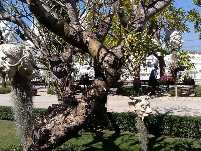 Дерево со скульптурами на курорте Чианг Рай, Таиланд