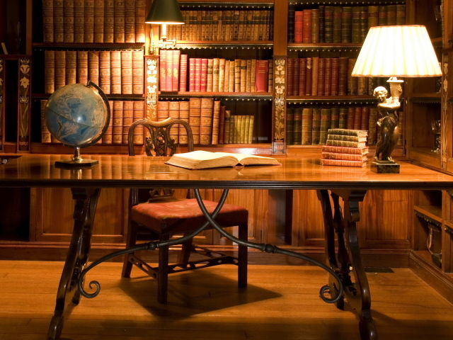 Глобус на столе в библиотеке
