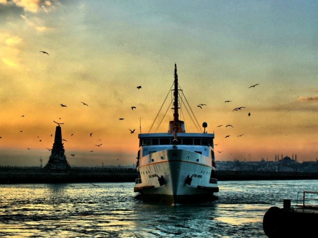 Лодка в бухте Стамбула