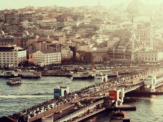 Загруженный мост в Стамбуле