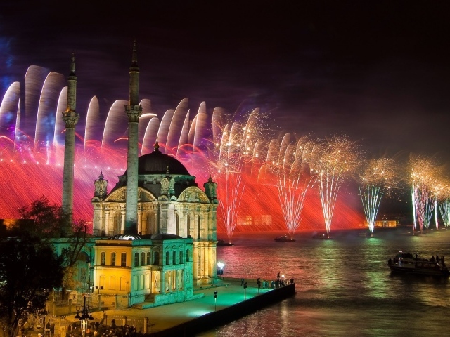 Праздничный фейерверк в Стамбуле