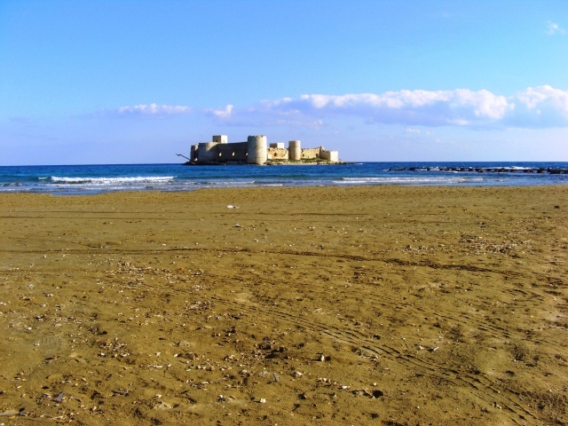 Старинный форт у побережья в Мерсине, Турция