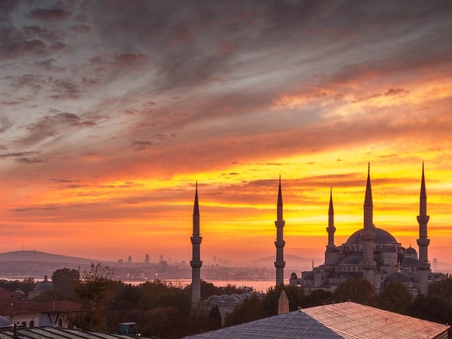 Оранжевый закат в Стамбуле