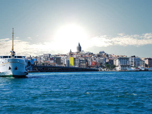 Корабль в заливе в Стамбуле