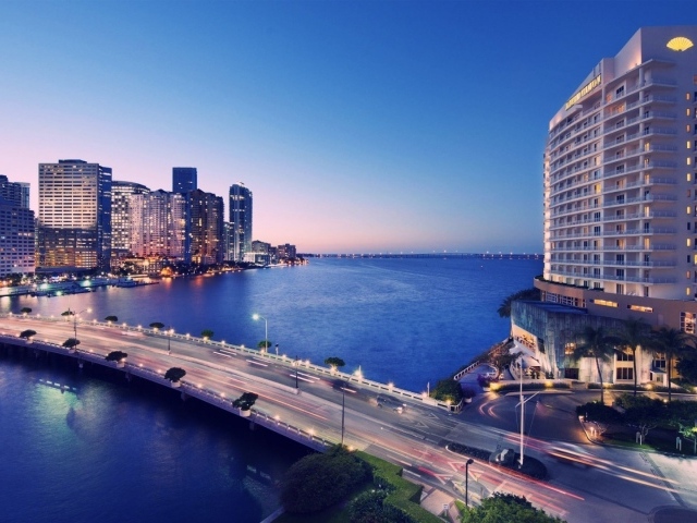 Освещенный мост в Майами