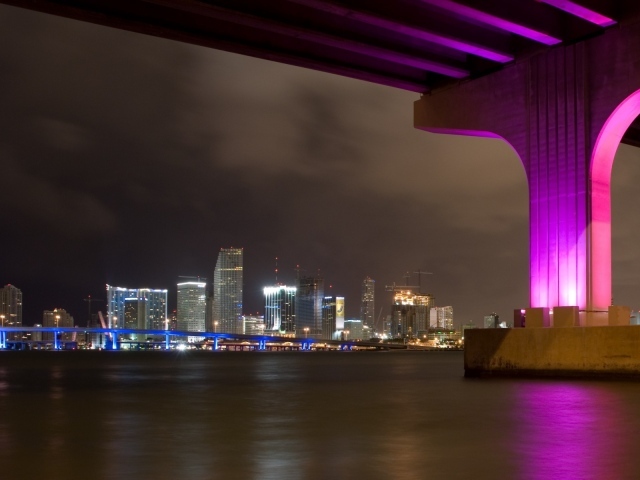 Опора моста в Майами