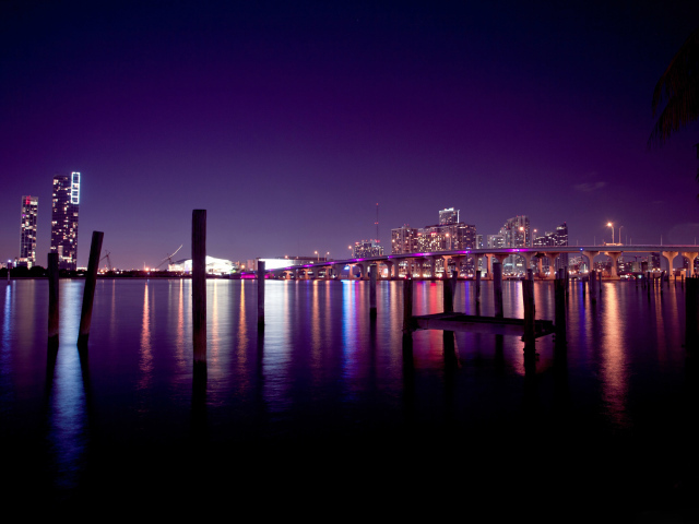 Воды ночного залива в Майами