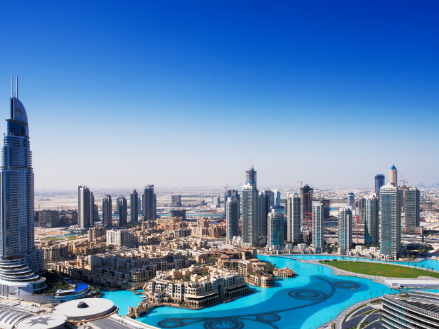 Город Дубаи в лучах солнца
