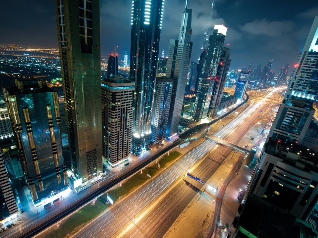 Ночное движение в Дубаи