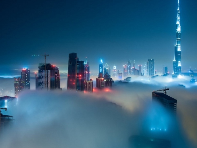 Небоскребы в тумане в Дубаи